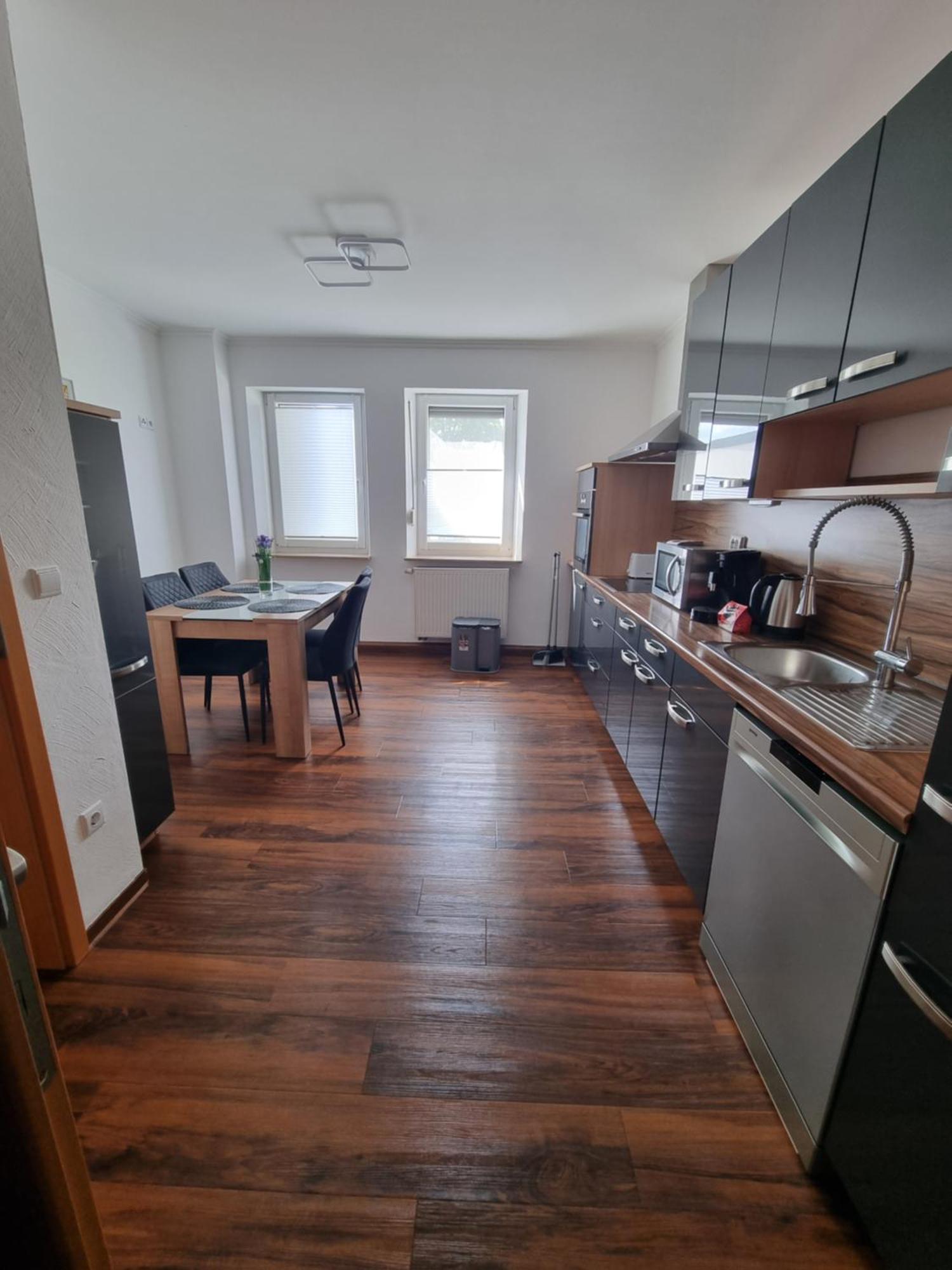 2-3 Personenzimmer - Mit King Size Bett Und Gemeinschaftsbad Und -kueche * Kassel