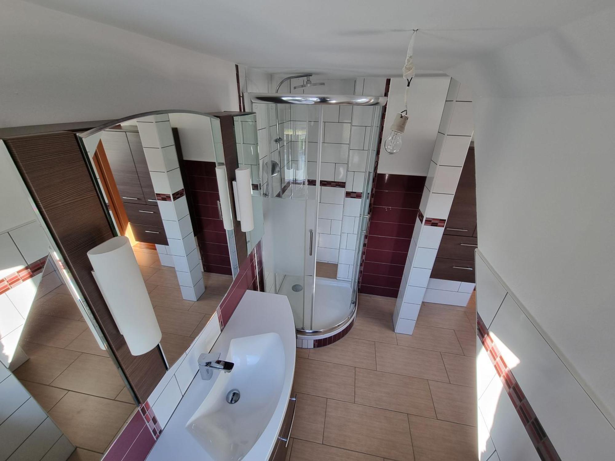 2-3 Personenzimmer - Mit King Size Bett Und Gemeinschaftsbad Und -kueche * Kassel
