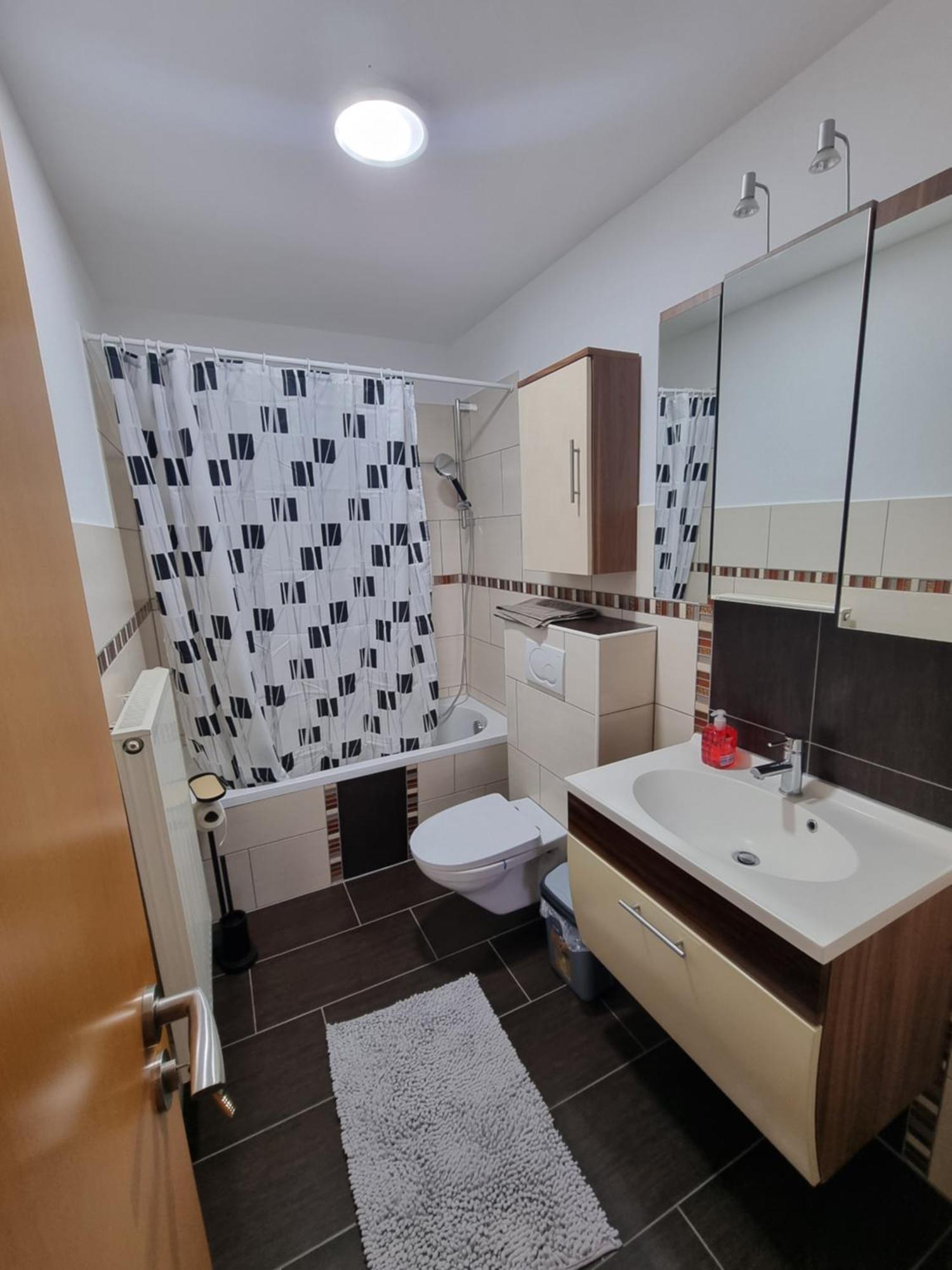 2-3 Personenzimmer - Mit King Size Bett Und Gemeinschaftsbad Und -kueche